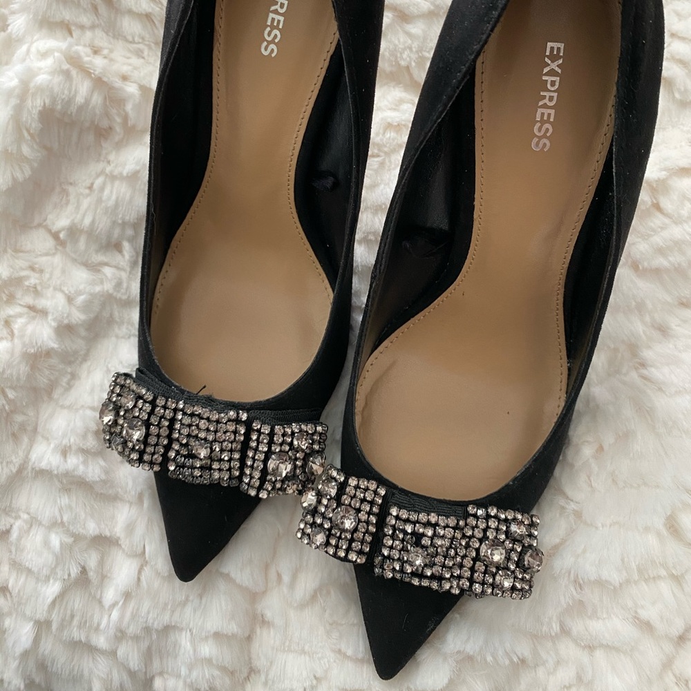 Express embellished rhinestone pump